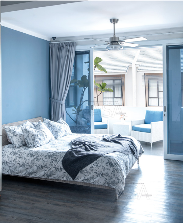kamar tidur dengan warna cat biru